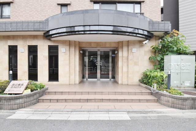 【エントランス】 | 西日暮里ローヤルコーポ | オートロックを備えた、マンションのエントランス。やはりセキュリティの観点は欠かすことができません。皆様を“安全”に送り出し、出迎えてくれます。～即日のご見学可能～　お問合せはお気軽にどうぞ。