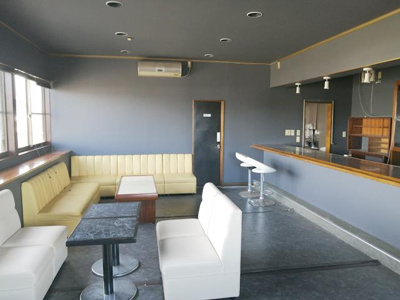 【内装】 | ヤマハ前売テナント | ２Ｆ店舗、３．５帖の控室あり、カウンターテーブル２つの飲食店がすぐできます
