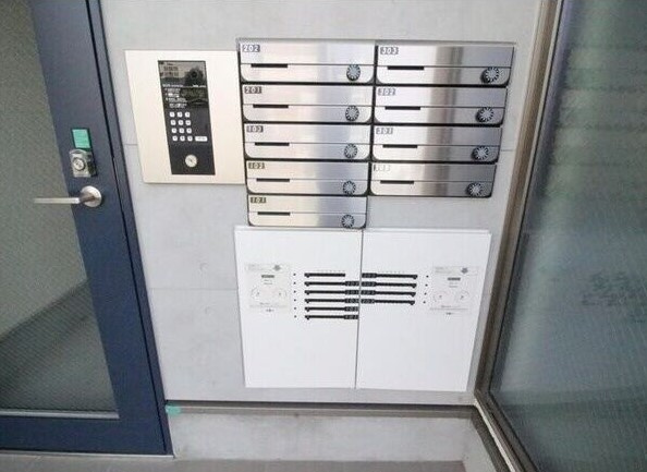 ARTE久留米のエントランス|宅配BOX付で荷物の受取に便利です★