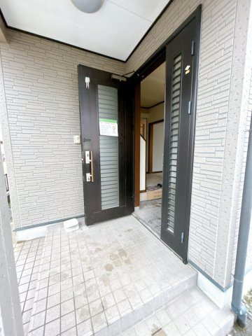 小山市城北4丁目　中古戸建の玄関