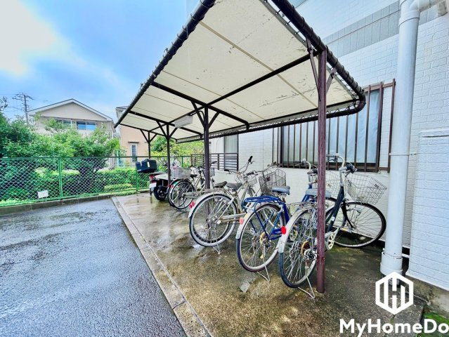 大森アイリス弐番館の駐輪場|屋根付きなので、雨や風、直射日光から自転車を守ることができます