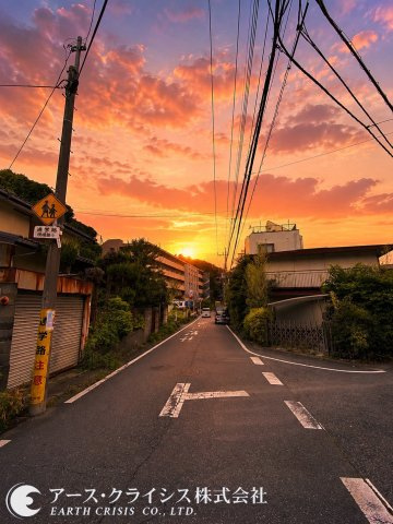 【前面道路含む現地写真】 | 松戸市岩瀬 | 風と光がやさしく巡る。朝のコーヒーも、午後の読書も、家族の団らんも、ぜんぶ光に包まれる時間。そんな日々をデザインしませんか♪
