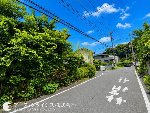 【前面道路含む現地写真】 | 松戸市岩瀬 | 建築条件がなく、お好きなハウスメーカーでの建築はもちろん、当社でも注文建築を承ることができるので、土地の購入から注文建築までの流れも一括でできます♪