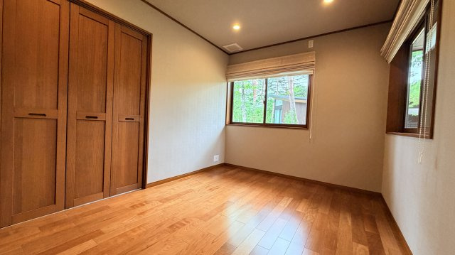【商談中】【動画付き】中軽井沢 あさまテラス 緑に抱かれるガレージ付の中古平家建ての洋室