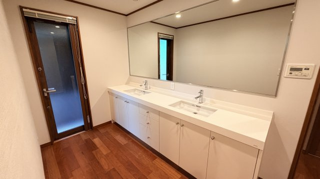 【商談中】【動画付き】中軽井沢 あさまテラス 緑に抱かれるガレージ付の中古平家建ての洗面所|2口の洗面は家族にもゲストにも優しい設計。