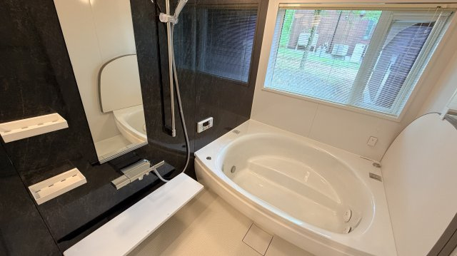 【商談中】【動画付き】中軽井沢 あさまテラス 緑に抱かれるガレージ付の中古平家建ての浴室|浴室の窓からも緑を愛でる。