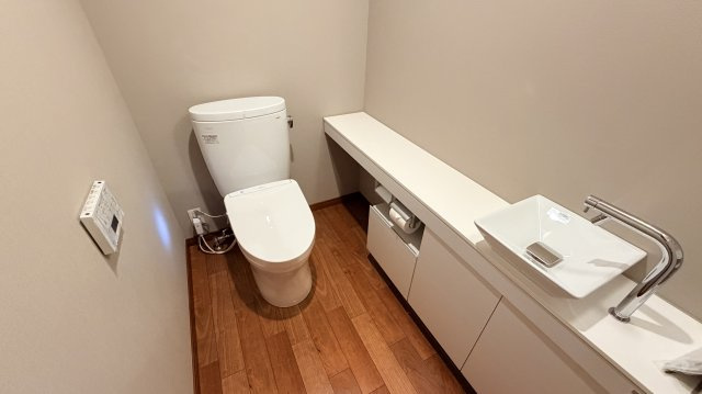 【商談中】【動画付き】中軽井沢 あさまテラス 緑に抱かれるガレージ付の中古平家建てのトイレ|内洗面付き。