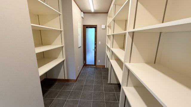 【商談中】【動画付き】中軽井沢 あさまテラス 緑に抱かれるガレージ付の中古平家建てのその他|大容量のシューズインクローゼット。