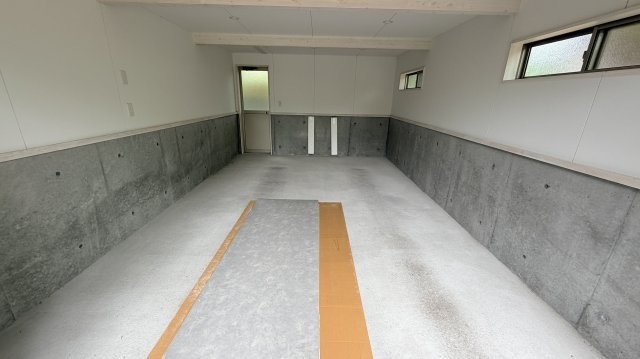 【商談中】【動画付き】中軽井沢 あさまテラス 緑に抱かれるガレージ付の中古平家建ての駐車場|インナーガレージは、雪が降る軽井沢には実用的で嬉しい設備。