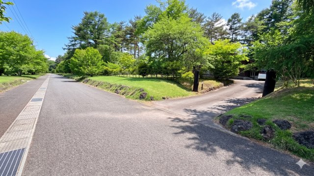 【商談中】【動画付き】中軽井沢 あさまテラス 緑に抱かれるガレージ付の中古平家建ての前面道路含む現地写真
