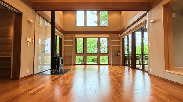 【商談中】【動画付き】中軽井沢 あさまテラス 緑に抱かれるガレージ付の中古平家建ての居間・リビング