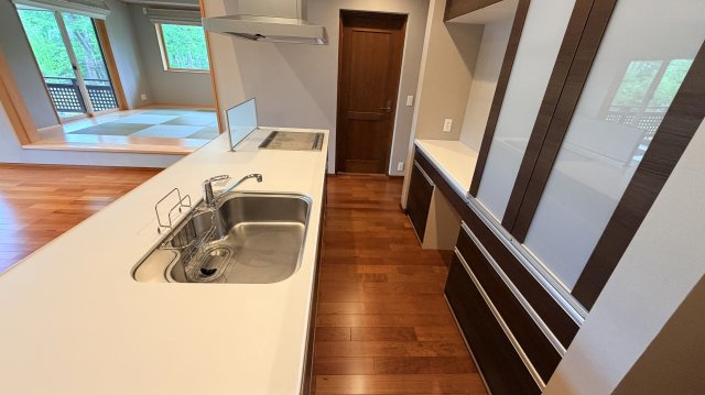 【商談中】【動画付き】中軽井沢 あさまテラス 緑に抱かれるガレージ付の中古平家建てのキッチン|収納にも恵まれたシステムキッチン。