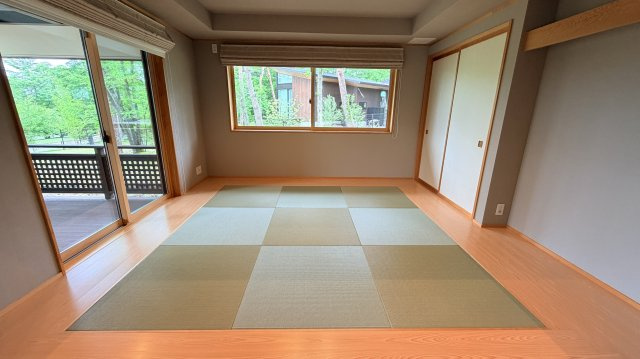 【商談中】【動画付き】中軽井沢 あさまテラス 緑に抱かれるガレージ付の中古平家建ての和室|目が美しい半畳タタミの和室で寛げる。