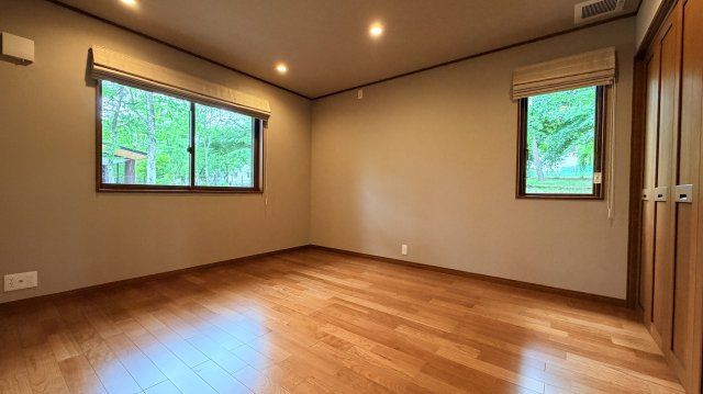 【商談中】【動画付き】中軽井沢 あさまテラス 緑に抱かれるガレージ付の中古平家建ての洋室