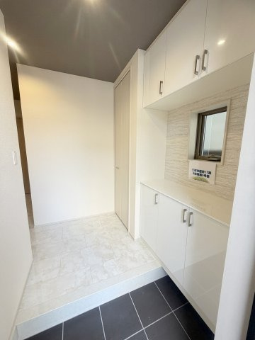 三郷市東町　新築戸建　全2棟　1号棟の玄関|同施工会社の参考写真になります。