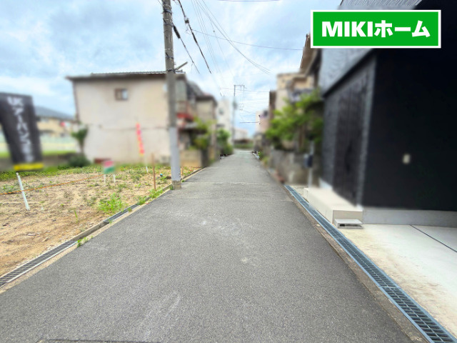 箕面市西小路３丁目　土地の前面道路含む現地写真|前面道路西側から撮影