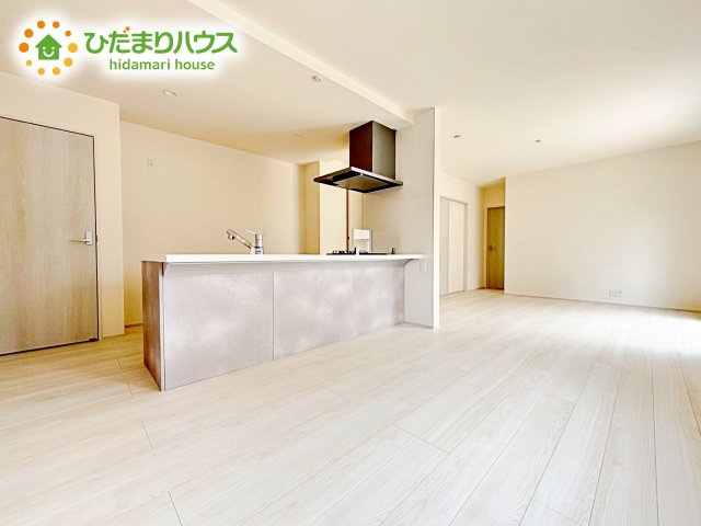 【居間・リビング】 | 石岡市石岡第9　新築戸建 | 家族団らんの時間も増えそうな、日当たり良好＆くつろぎのLDK
