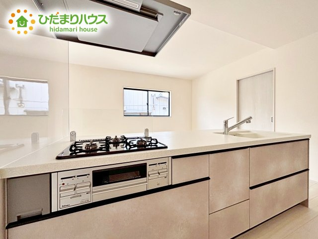 【キッチン】 | 石岡市石岡第9　新築戸建 | 3口コンロと収納豊富なキッチンで、毎日のお料理もはかどります☆