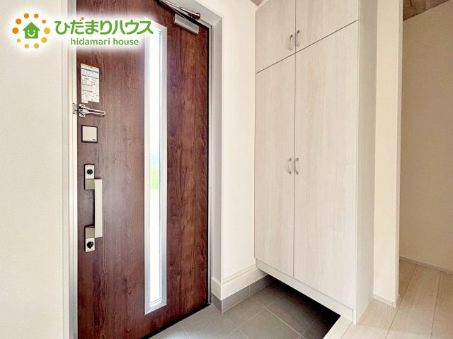 【玄関】 | 石岡市石岡第9　新築戸建 | 陽当たりが良い玄関は、お出かけ前の気分も上がります。シューズボックスには、たくさんの靴が収納出来るのでいつでも玄関がスッキリです。