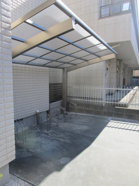 上原メゾンのその他共用部分|屋根付駐輪場