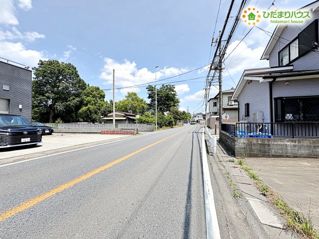 熊谷市大麻生　中古一戸建ての前面道路含む現地写真
