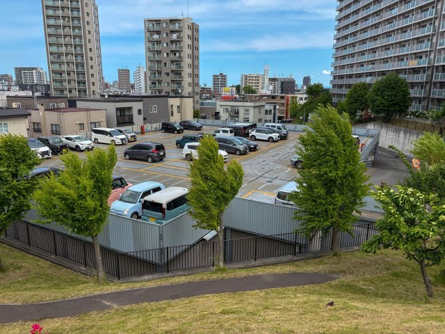 【駐車場】緑に囲まれた開放的な敷地内駐車場。周辺は遮るもののない、見晴らしの良い環境です。
