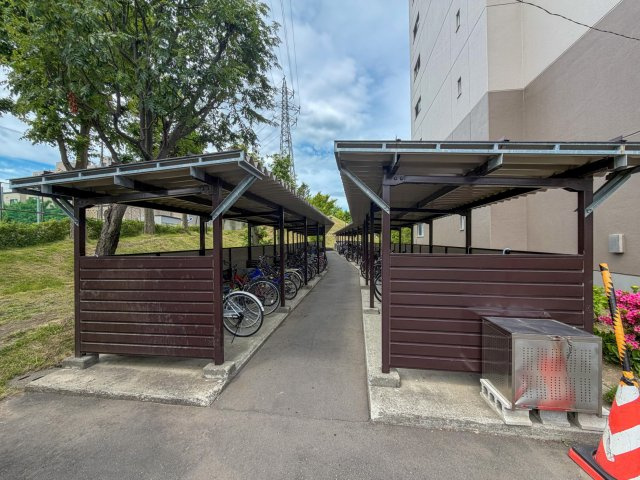 【駐輪場】雨風から愛車を守る屋根付き駐輪場完備！敷地内で毎日の出し入れもスムーズです。