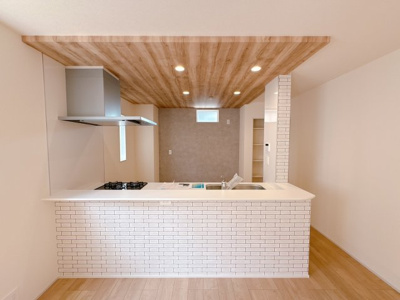 【キッチン】 | 戸建 久喜市本町２丁目 | 対面キッチンならつくりたてのお料理をすぐに食卓へ♪配膳しながら調理ができるので調理スペースを広く使用でき、作業効率も上がります♪