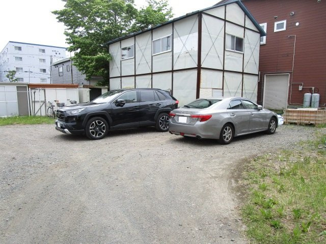 治水町アパートの駐車場