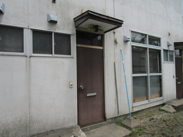 治水町アパートの玄関