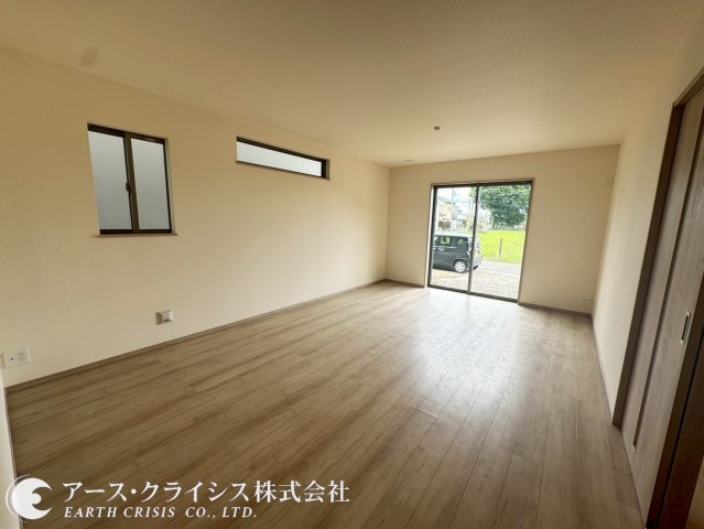 【居間・リビング】 | 野田市山崎2071番　全2棟 | 白を基調にした清潔感溢れる印象の室内は自然採光に満たされ家のどこにいても明るさを感じることができ、思わず微笑みたくなるような居心地の良さ、暖かな空間です。