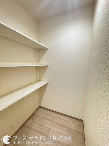 【収納】 | 野田市山崎2071番　全2棟 | パントリー収納のある対面キッチンはお料理をしながらリビング全体を見渡し、ストック食材・調味料などをまとめて収納ができ、整理しやすく取り出しやすく使い勝手の良いキッチンです。