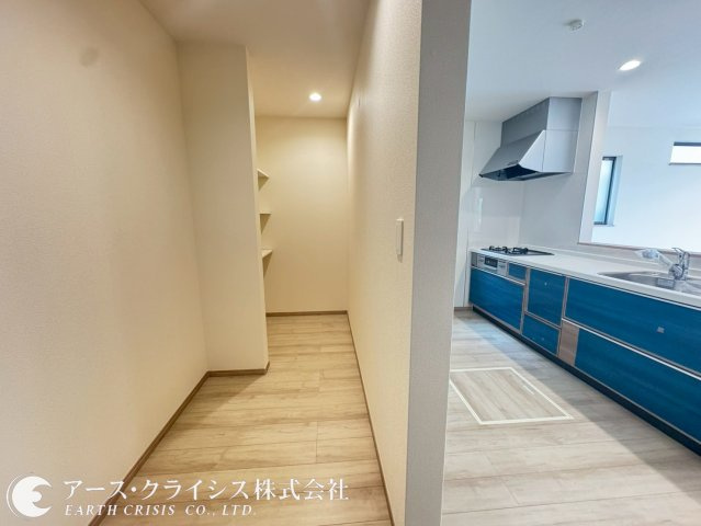 【収納】 | 野田市山崎2071番　全2棟 | 食品や飲料のストックはもちろん、調理家電や日用品までまとめて収納できる便利なパントリー。キッチンまわりをすっきり保ち、必要なものをサッと取り出せるため、毎日の家事がより快適に。