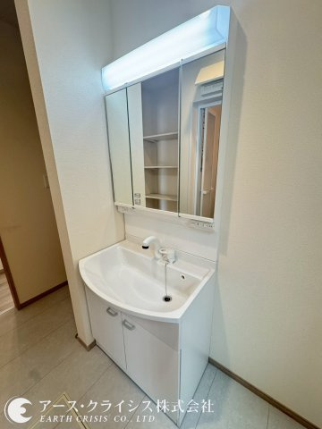 【洗面所】 | 野田市山崎2071番　全2棟 | 大きく深いボウルとハンドシャワーを利用して洗面台で髪を洗うことができます。シャンプーやコンディショナー、化粧水などを置いておくのに役立ちます。