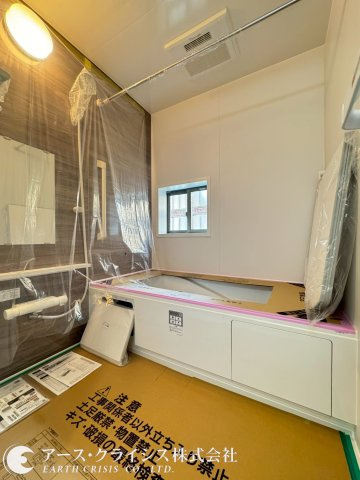 【浴室】 | 野田市山崎2071番　全2棟 | 1坪以上の浴室は暖房機付き浴室乾燥機なので、雨に日は洗濯物を干し、冬でも快適にバスタイムを楽しむことができます。お子様と一緒に入浴することもできます。
