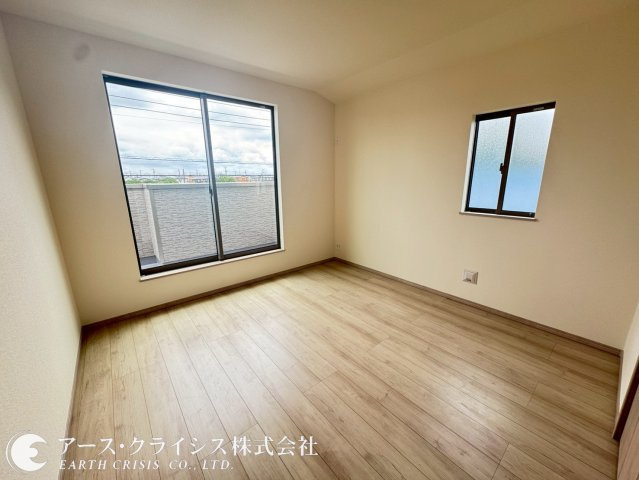 【洋室】 | 野田市山崎2071番　全2棟 | 明るい陽射しが差し込む洋室は、毎日の暮らしを心地よく彩るプライベート空間。ベッドやデスクを置いてもゆとりを感じられるレイアウトで、リラックスタイムも在宅ワークも快適です。衣類や小物をすっきり収納。