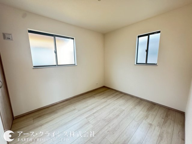 【洋室】 | 野田市山崎2071番　全2棟 | 落ち着いた雰囲気の洋室は、ご家族の成長やライフステージに合わせて自由に使える便利な空間です。飽きのこないシンプルな内装は、どんなインテリアとも相性が良く、理想のお部屋づくりを楽しめます。