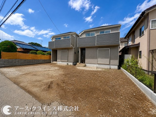 【外観】 | 野田市山崎2071番　全2棟 | スタイリッシュで清潔感のある外観が印象的な新築戸建て。落ち着いたカラーリングとシンプルなフォルムが周囲の街並みに自然と溶け込みます。毎日帰宅するたびに心地よさを感じられるデザインで、ご家族を迎えます。