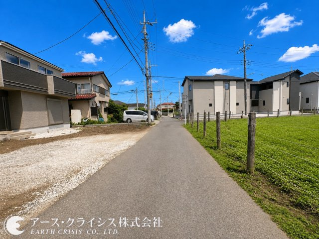 【前面道路含む現地写真】 | 野田市山崎2071番　全2棟 | 現代的なデザインを取り入れた美しい外観が魅力。住まいの第一印象を大切にした設計で、洗練された雰囲気を演出しています。昼は爽やかに、夕暮れには落ち着いた表情を見せる外観は、毎日の暮らしをより豊かに。