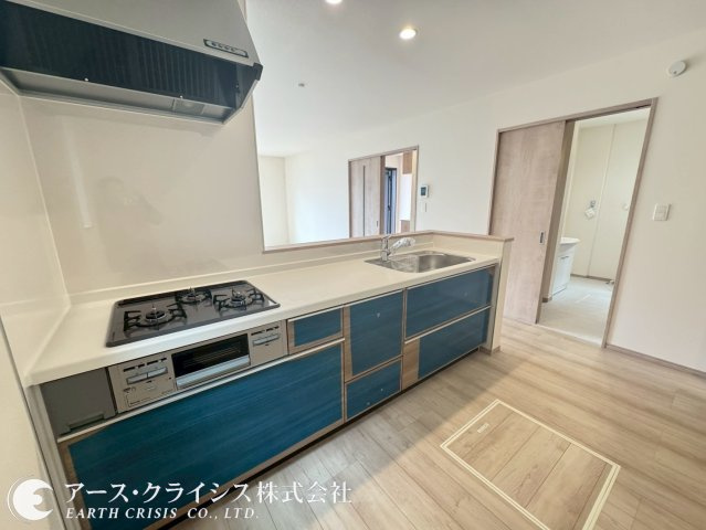 【キッチン】 | 野田市山崎2071番　全2棟 | ご家族を近くに感じられる対面キッチンはリビングで遊ぶお子様を見守りながらお料理ができ、ご家族の温かい時間を演出します。ママは家族の手を休めずに、いつも一緒に家族団らんの時間を過ごせます。