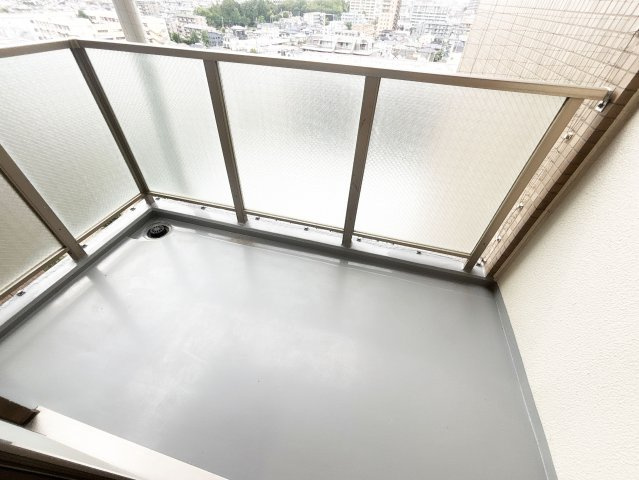 【バルコニー】 | エステスクエアふじみ野B棟　(ふじみ野店) | 洋室約5.6帖はバルコニー付きで、明るく快適に過ごせるお部屋です