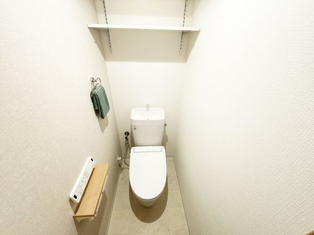 【トイレ】 | エステスクエアふじみ野B棟　(ふじみ野店) | 可動棚付きで、トイレ用品もすっきり収納