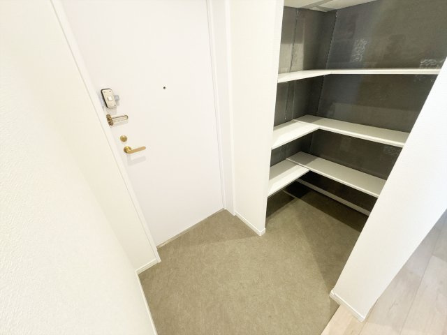 【玄関】 | エステスクエアふじみ野B棟　(ふじみ野店) | 収納力が嬉しいSIC付きの玄関