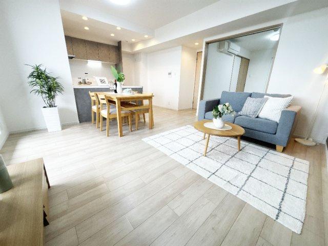 【居間・リビング】 | エステスクエアふじみ野B棟　(ふじみ野店) | カウンターを備え、ご家族との会話も楽しめるLDKです