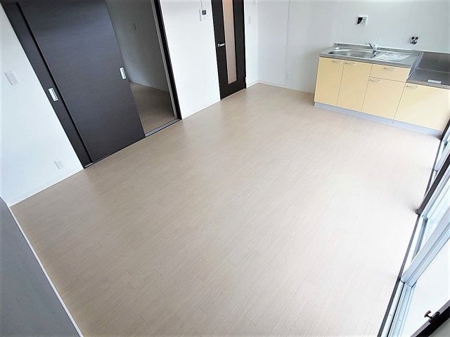 ロイヤルマンション1号棟の居間・リビング|開放感の有る間取りでゆったり使えます