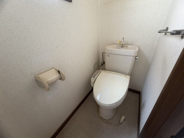 明石市大久保町江井島戸建のトイレ