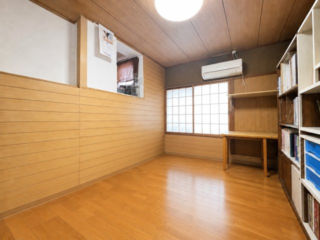 阿倍野区共立通1丁目の周辺|木目調の内装で温かみのある洋室です。寝室や書斎、子ども部屋など幅広く活用できます。