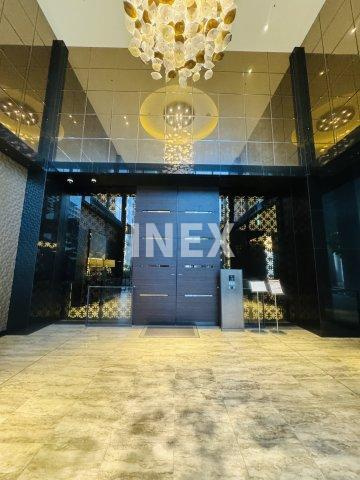 横浜市中区北仲通５丁目の賃貸マンションのエントランス