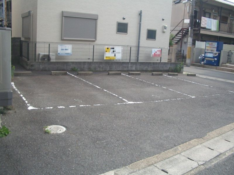 ブランシェ御陵Ⅱの駐車場