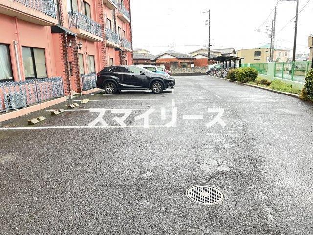 ルネス・シーナの駐車場